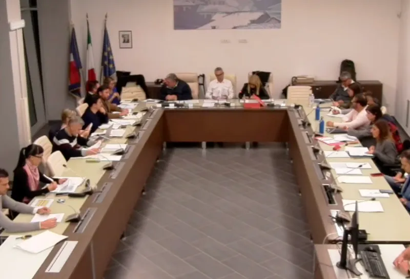 PIANEZZA - In Consiglio le opposizioni attaccano il sindaco: «Non vuole concederci la vicepresidenza»