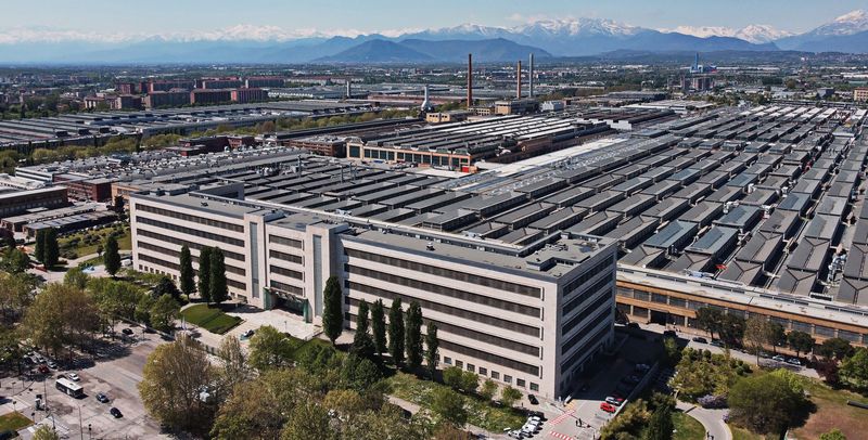MIRAFIORI - Stellantis, stop alla produzione per una settimana: sindacati e Avs chiedono trasparenza
