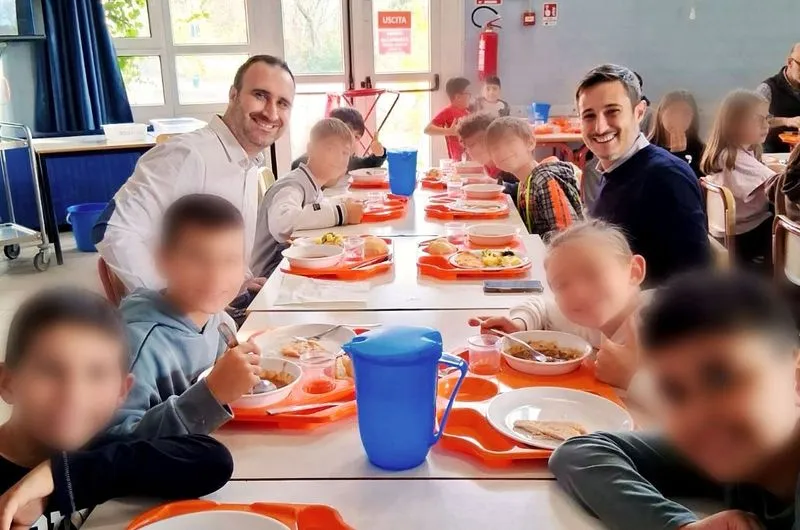 BEINASCO - Il sindaco testa la mensa delle scuole pranzando con gli studenti della primaria