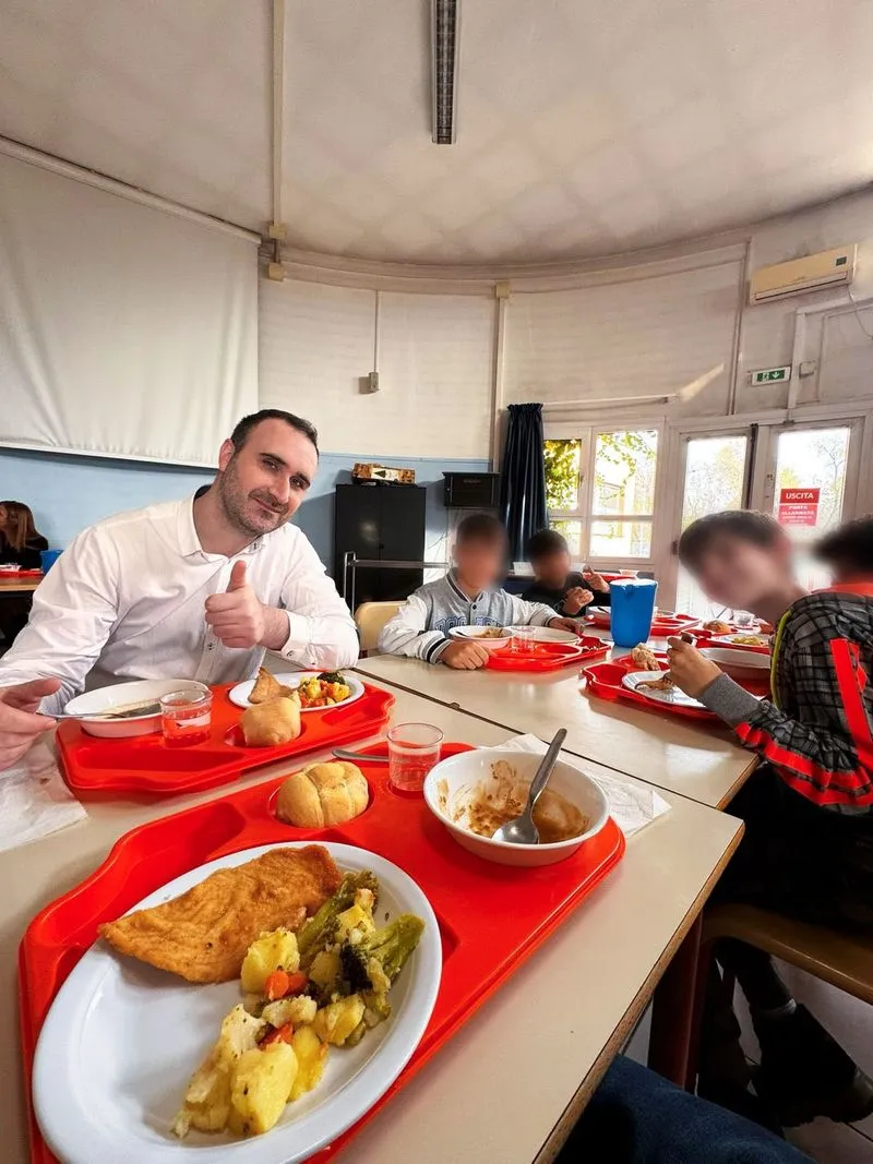 BEINASCO - Il sindaco testa la mensa delle scuole pranzando con gli studenti della primaria