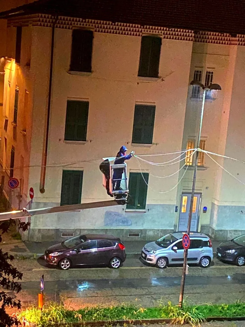 MALTEMPO A VENARIA - Tra alberi e cavi caduti, notte di duro lavoro per Vigili del Fuoco e tecnici comunali - FOTO