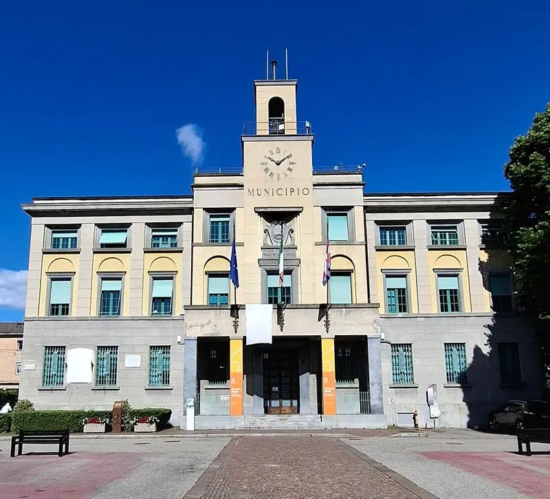 VENARIA - Un lenzuolo bianco sulla facciata del Municipio per ricordare la strage di Capaci
