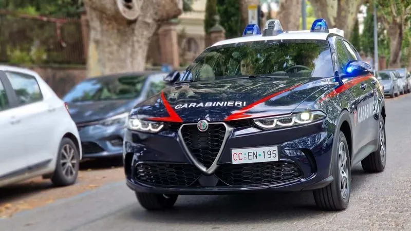 MIRAFIORI - Minaccia l'anziana madre con un coltello per farsi dare dei soldi: arrestato