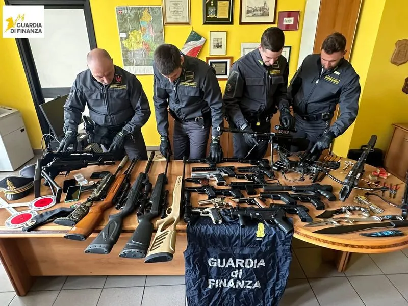 AGLIE' - Droga in auto e un arsenale di armi a casa: 58enne arrestato dalla guardia di finanza di Ivrea - FOTO