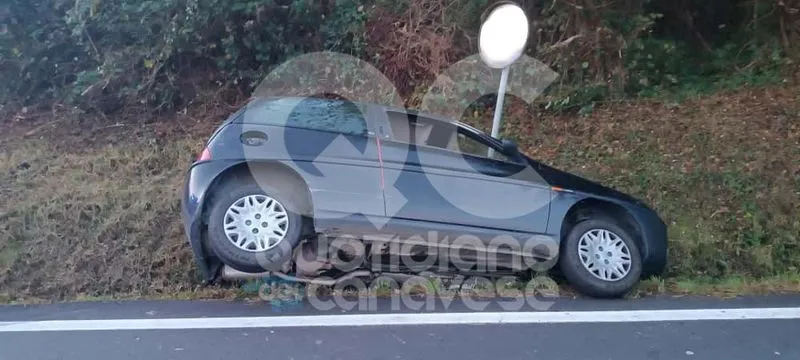 AGLIE' - Finisce con l'auto nel fosso: intervento di vigili del fuoco e polizia locale - FOTO