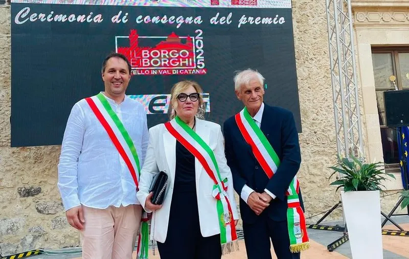 AGLIE' - Il sindaco Succio a Militello in Val di Catania per la cerimonia di consegna del premio «Il Borgo dei Borghi 2025» - FOTO