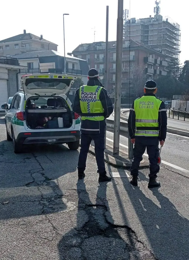 ALPIGNANO - Non si ferma «all'alt», provoca un incidente, fugge e simula il furto dell'auto: denunciato dalla Polizia Locale
