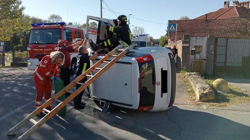 INCIDENTE AD ALPIGNANO - Auto si ribalta in via Antica di Rivoli: ferita una donna di 55 anni