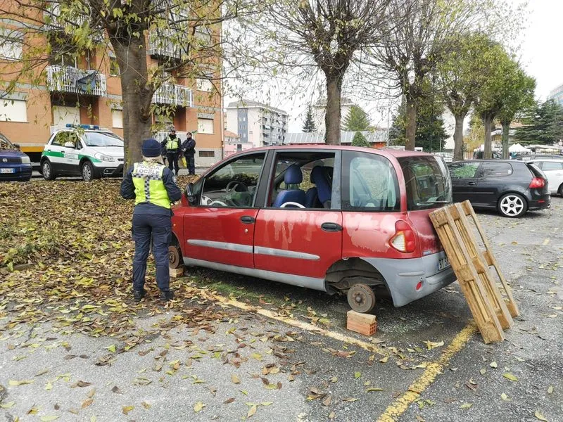 ALPIGNANO - Stop al degrado: alle ATC portate via sei auto - FOTO