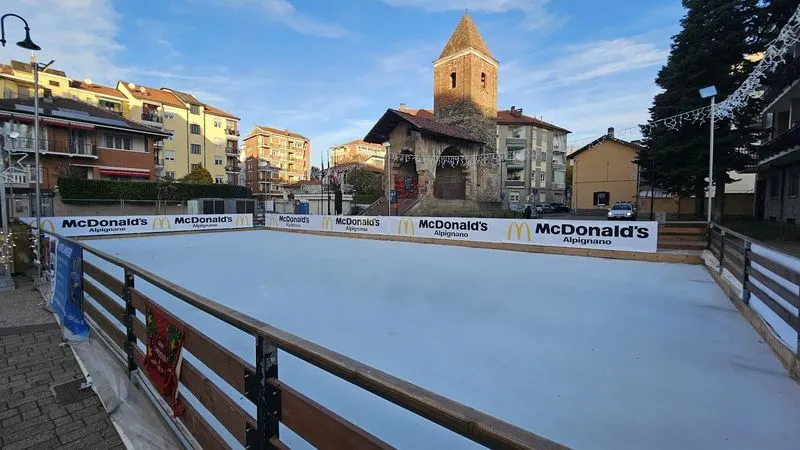 ALPIGNANO - Vandalizzata la pista di pattinaggio. Il sindaco: «Danno grave. Ora è finita la pazienza»