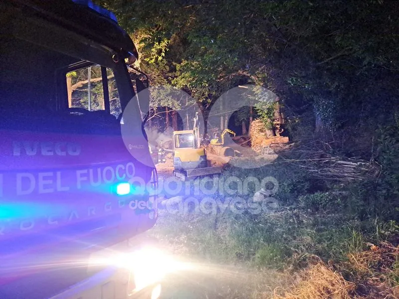 ANDRATE - A fuoco un fienile vicino alle case del paese, provvidenziale intervento dei vigili del fuoco - FOTO