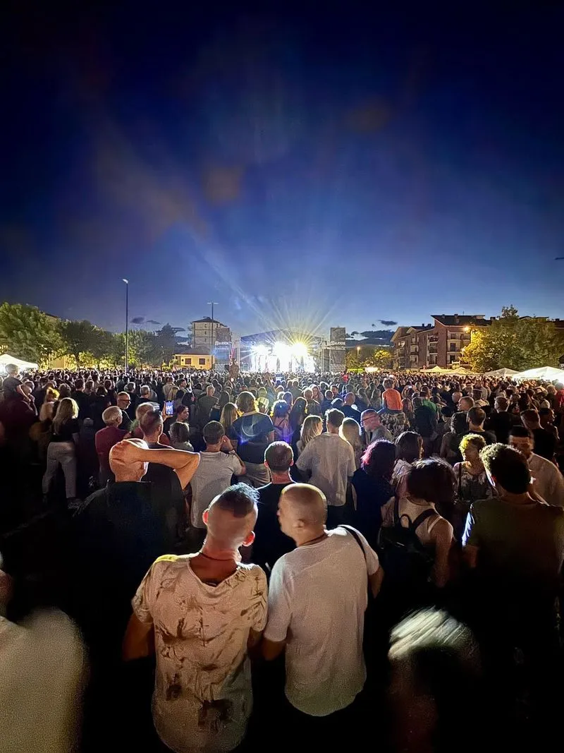 BEINASCO - Finale con il botto per il Summer Festival: più di 6mila fans al concerto di Alex Britti - FOTO