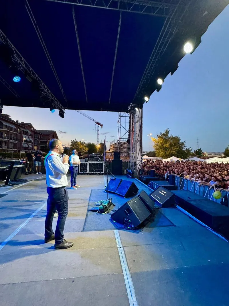 BEINASCO - Finale con il botto per il Summer Festival: più di 6mila fans al concerto di Alex Britti - FOTO