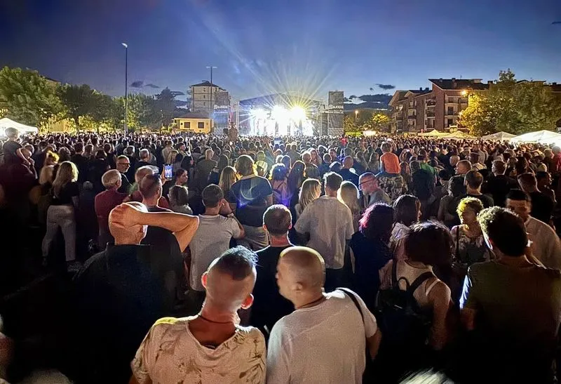 BEINASCO - Finale con il botto per il Summer Festival: più di 6mila fans al concerto di Alex Britti - FOTO