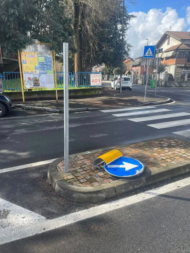 BEINASCO - Raid dei vandali a Borgaretto: in una notte danni per migliaia di euro - FOTO