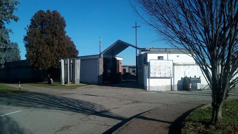 BEINASCO - Rapinata da una sconosciuta al cimitero mentre portava i fiori al marito defunto