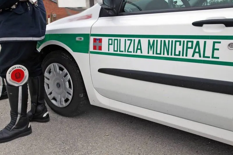 BEINASCO - Beccato mentre abbandona in strada casse piene di scarti organici: multa di 300 euro ad un uomo di Nichelino
