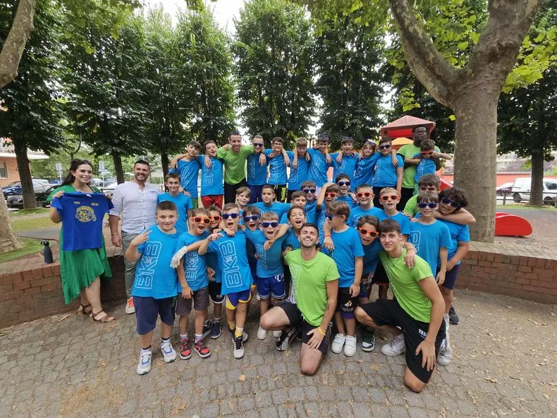BEINASCO - I giovani del centro estivo ripuliscono il parco di via De Nicola