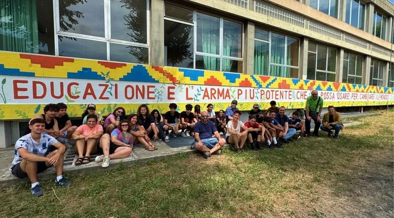 BEINASCO - La facciata della scuola Gobetti vandalizzata con scritte no-vax riqualificata dai giovani di StreetLab - FOTO