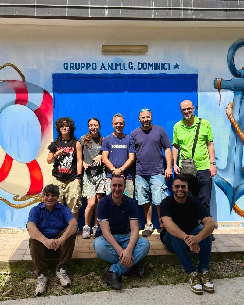 BEINASCO - La facciata della scuola Gobetti vandalizzata con scritte no-vax riqualificata dai giovani di StreetLab - FOTO