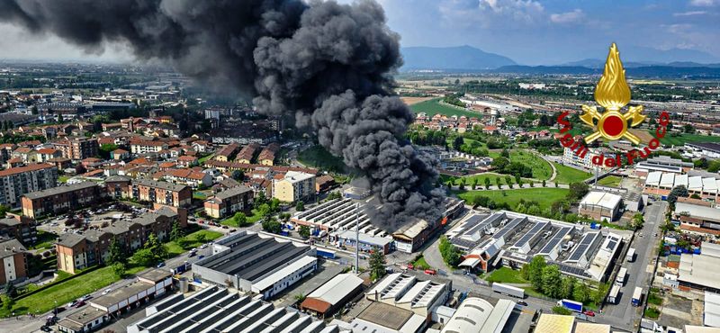 VASTO INCENDIO IN UN'AZIENDA DI BEINASCO - FOTO