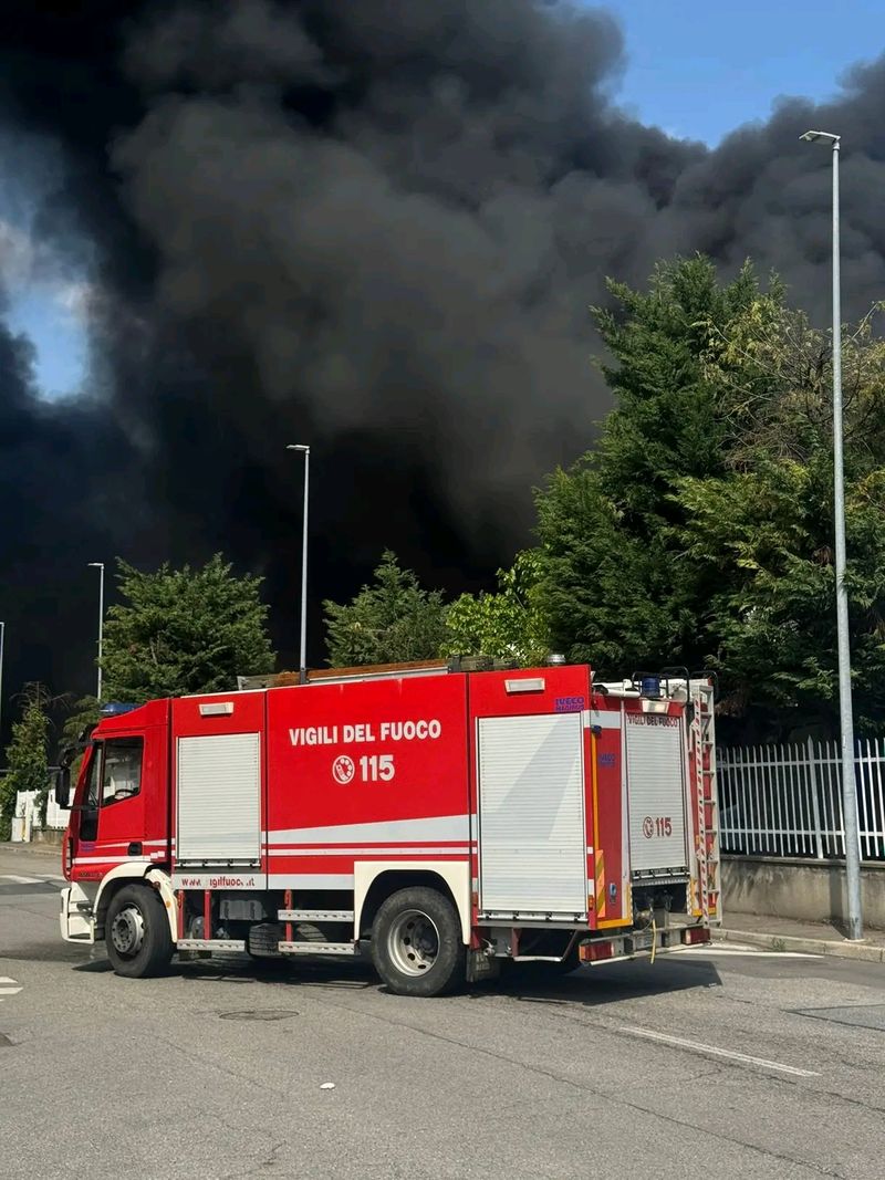 VASTO INCENDIO IN UN'AZIENDA DI BEINASCO - FOTO
