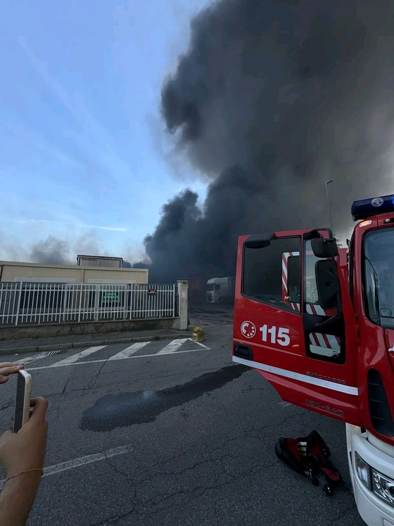 VASTO INCENDIO IN UN'AZIENDA DI BEINASCO - FOTO
