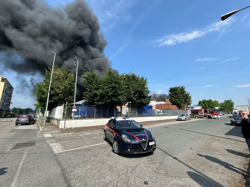 VASTO INCENDIO IN UN'AZIENDA DI BEINASCO - FOTO