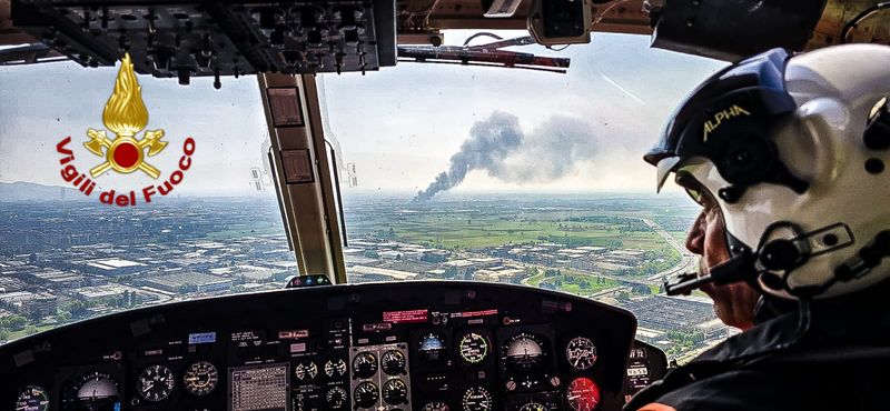 VASTO INCENDIO IN UN'AZIENDA DI BEINASCO - FOTO