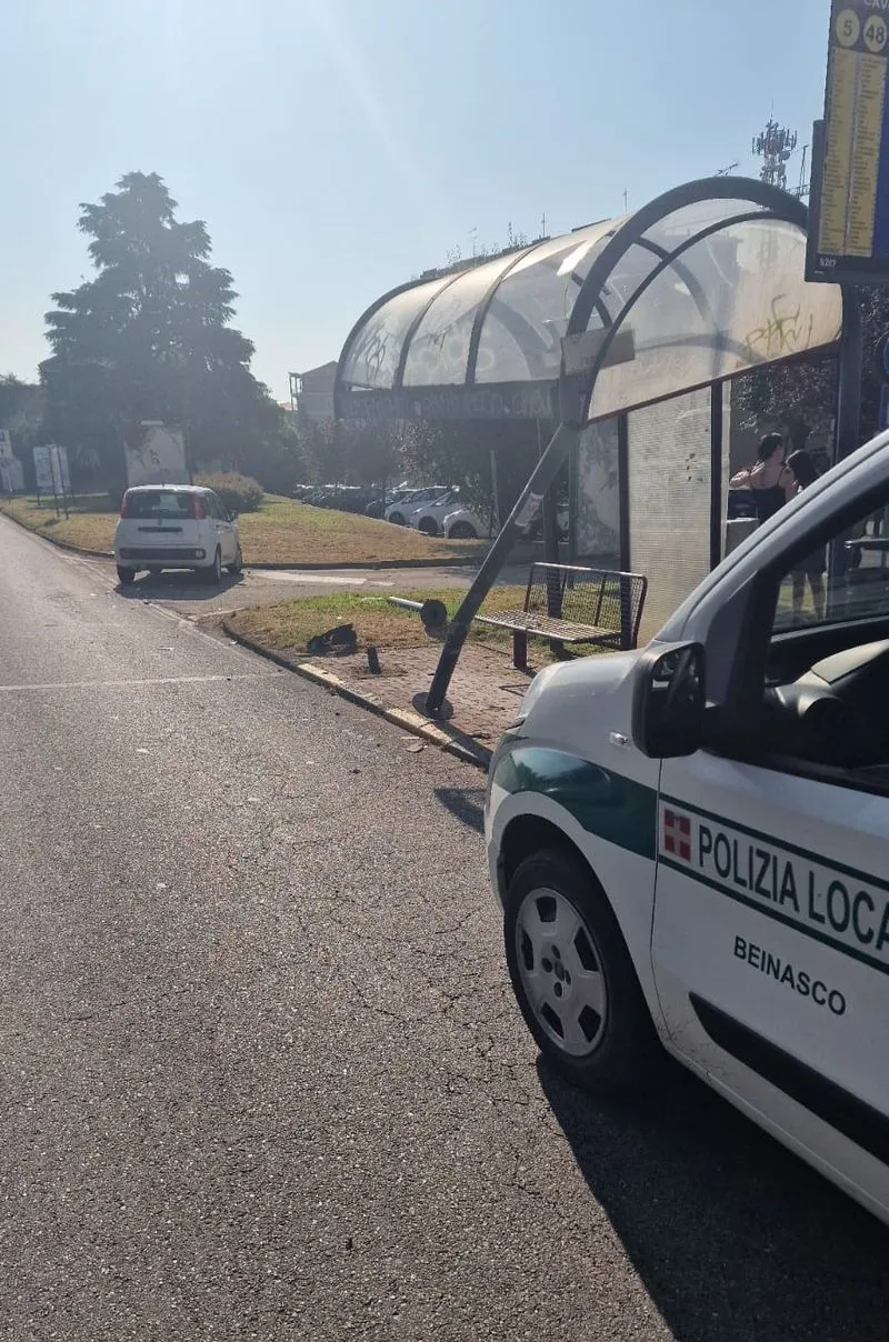 BEINASCO - Auto finisce contro la fermata del pullman, ferite una donna e una bambina