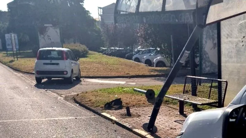 BEINASCO - Auto finisce contro la fermata del pullman, ferite una donna e una bambina