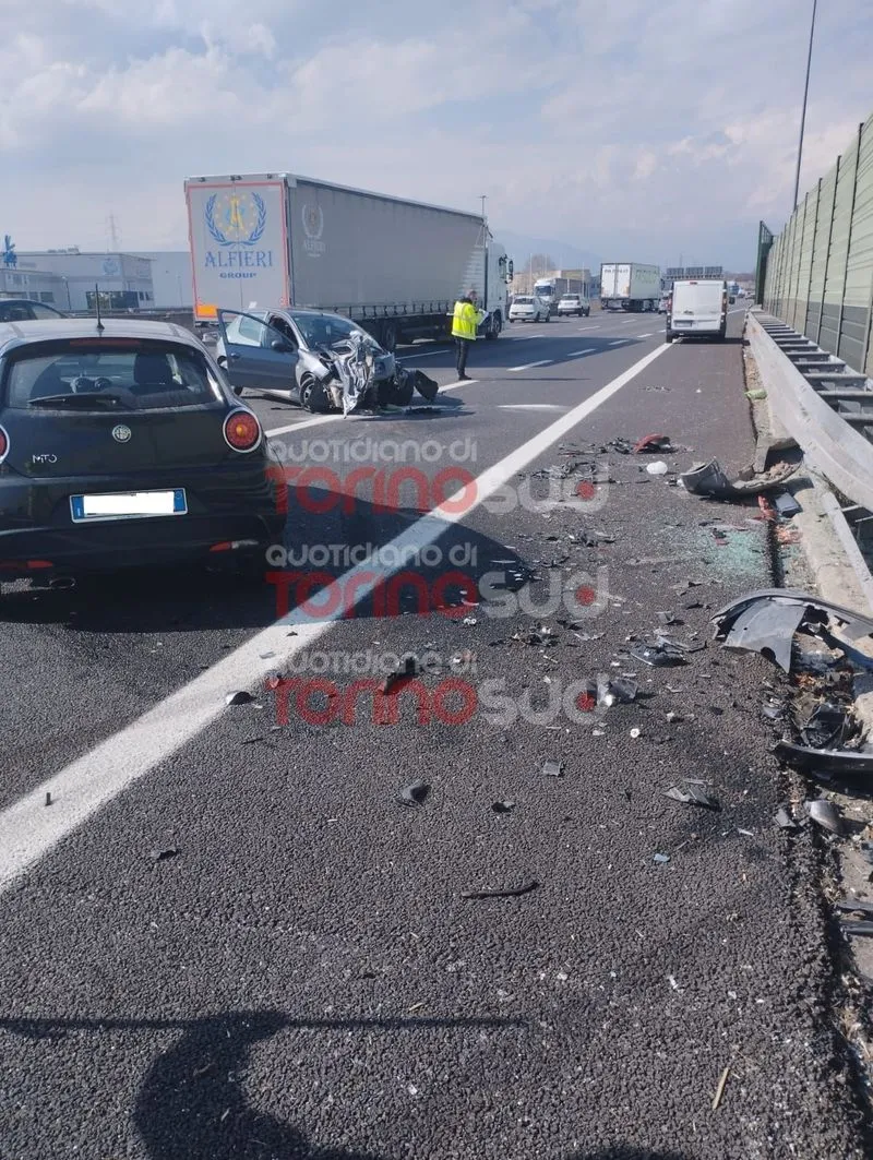 TANGENZIALE TORINO - Pauroso incidente, coinvolti tre veicoli: una persona ferita trasportata al Cto - FOTO