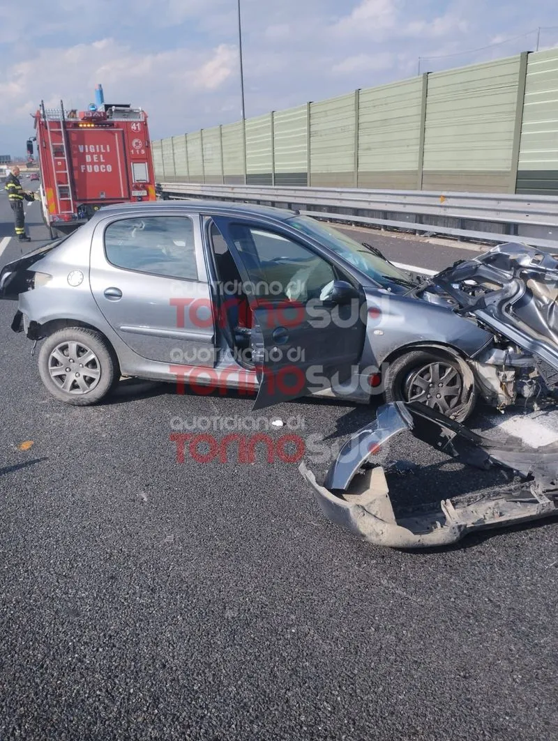 TANGENZIALE TORINO - Pauroso incidente, coinvolti tre veicoli: una persona ferita trasportata al Cto - FOTO