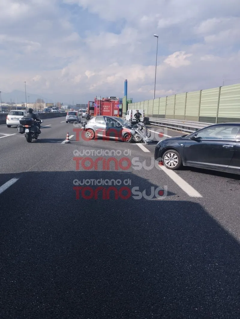 TANGENZIALE TORINO - Pauroso incidente, coinvolti tre veicoli: una persona ferita trasportata al Cto - FOTO