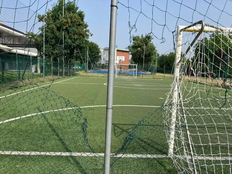 BEINASCO - Vandali in azione, raid e danneggiamenti al campo da calcetto delle Fornaci - FOTO