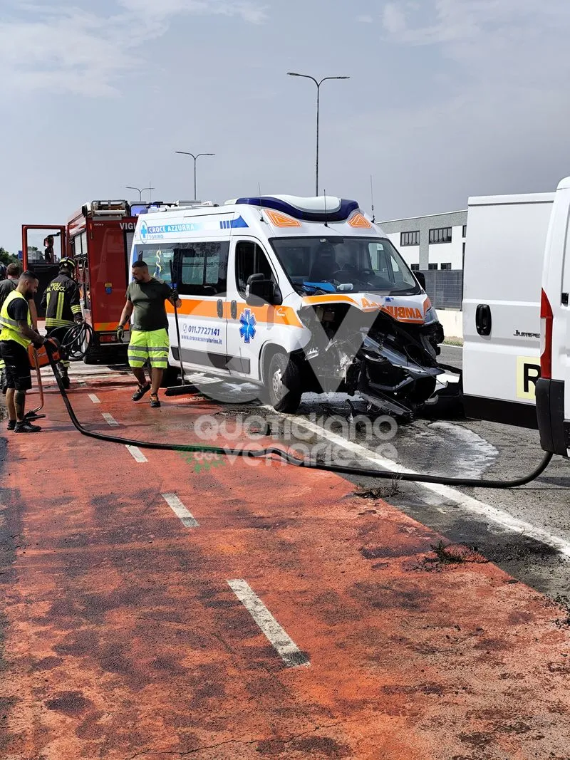INCIDENTE FRA BORGARO E CASELLE - Ambulanza finisce fuori strada, lungo la ciclabile: disagi al traffico - FOTO