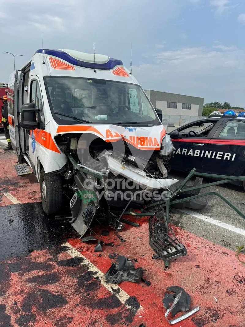 INCIDENTE FRA BORGARO E CASELLE - Ambulanza finisce fuori strada, lungo la ciclabile: disagi al traffico - FOTO