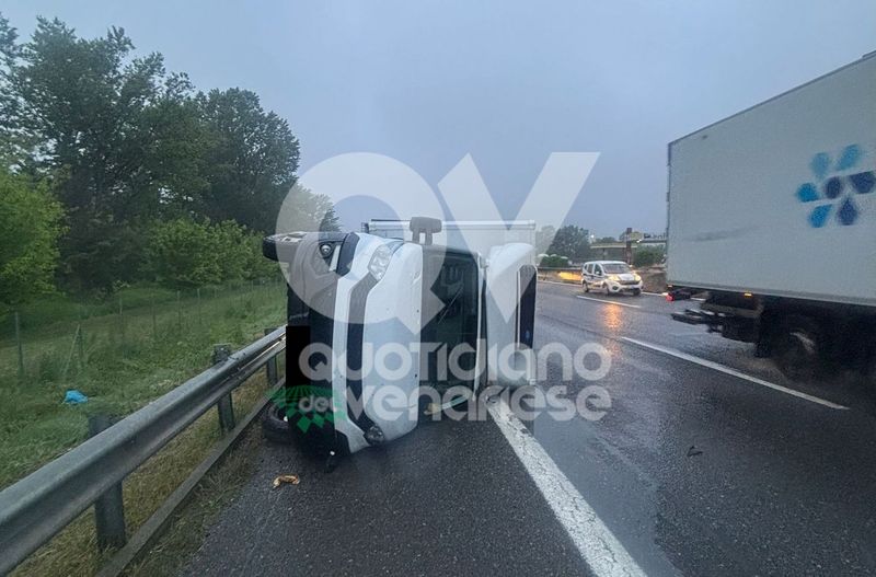 INCIDENTE IN TANGENZIALE - Furgone si ribalta tra BORGARO e CASELLE: code e forti disagi - FOTO