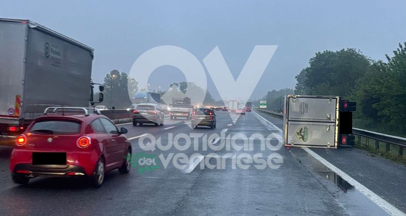INCIDENTE IN TANGENZIALE - Furgone si ribalta tra BORGARO e CASELLE: code e forti disagi - FOTO