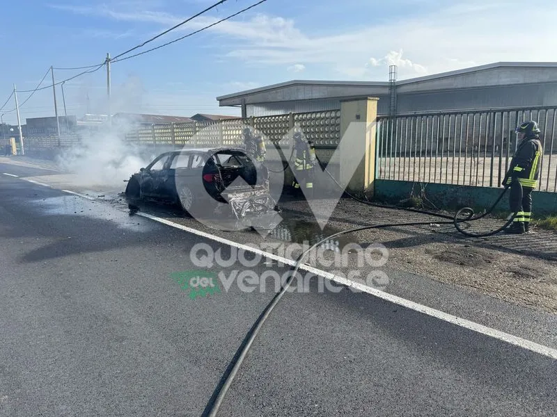 INCIDENTE A BORGARO - Ancora un'auto in fiamme mentre è in marcia - FOTO