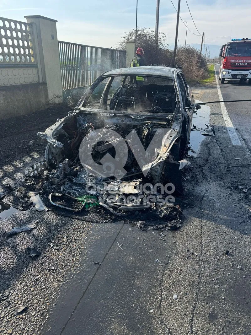 INCIDENTE A BORGARO - Ancora un'auto in fiamme mentre è in marcia - FOTO