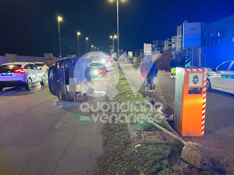 INCIDENTE A BORGARO - Auto si ribalta in via Lanzo: conducente positivo all'alcol test e patente ritirata - FOTO