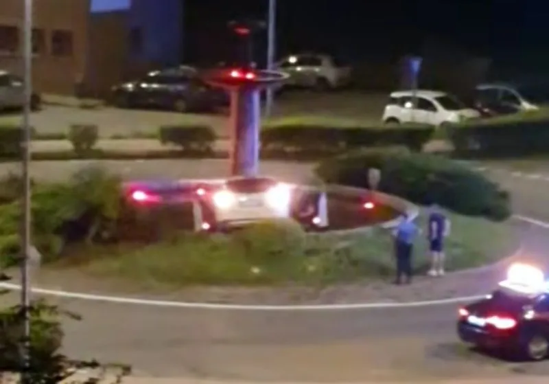 INCIDENTE A BORGARO - Perde il controllo dell'auto e finisce nella rotatoria della fontana di via Italia