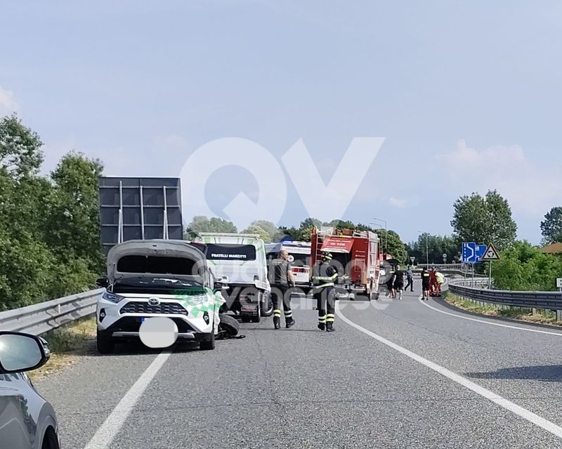 INCIDENTE A BORGARO - Scontro fra tre auto sulla sp 501: tre feriti, uno in gravi condizioni - FOTO
