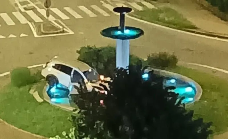 BORGARO - Auto va dritta alla rotonda e finisce dentro la fontana di via Italia