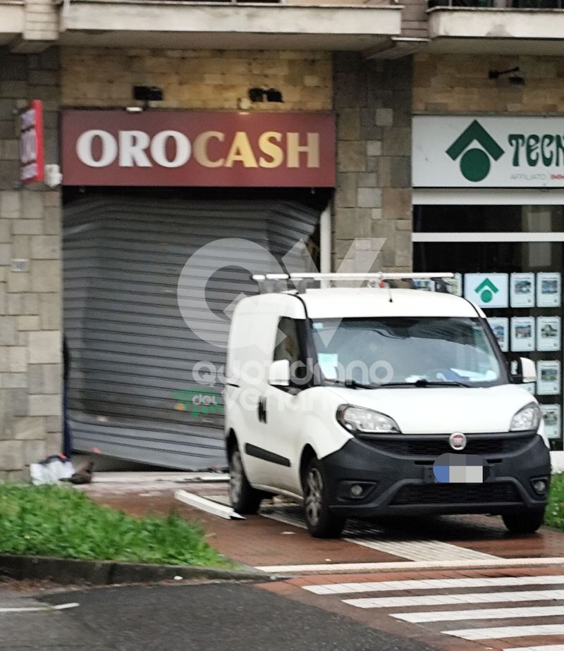 BORGARO - I ladri tornano a colpire il negozio «Oro cash» di via Lanzo: furgone usato come «ariete» - FOTO