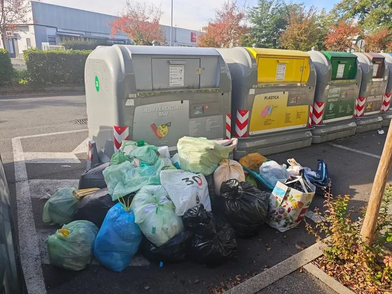 BORGARO - Abbandonano rifiuti in via Dei Mille: individuati e sanzionati