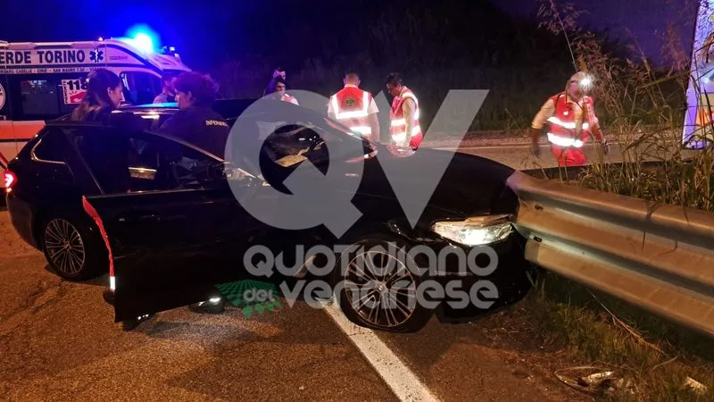 INCIDENTE A BORGARO - Auto finisce contro il guardrail: padre e figlio in ospedale - FOTO