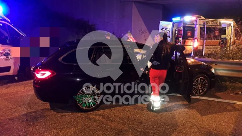 INCIDENTE A BORGARO - Auto finisce contro il guardrail: padre e figlio in ospedale - FOTO
