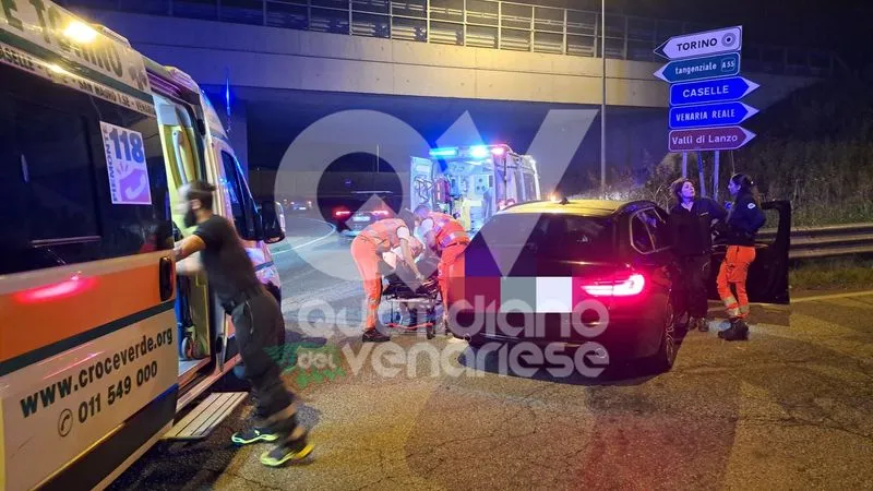 INCIDENTE A BORGARO - Auto finisce contro il guardrail: padre e figlio in ospedale - FOTO